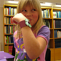 Olivia fikar och gör fantastiska armband